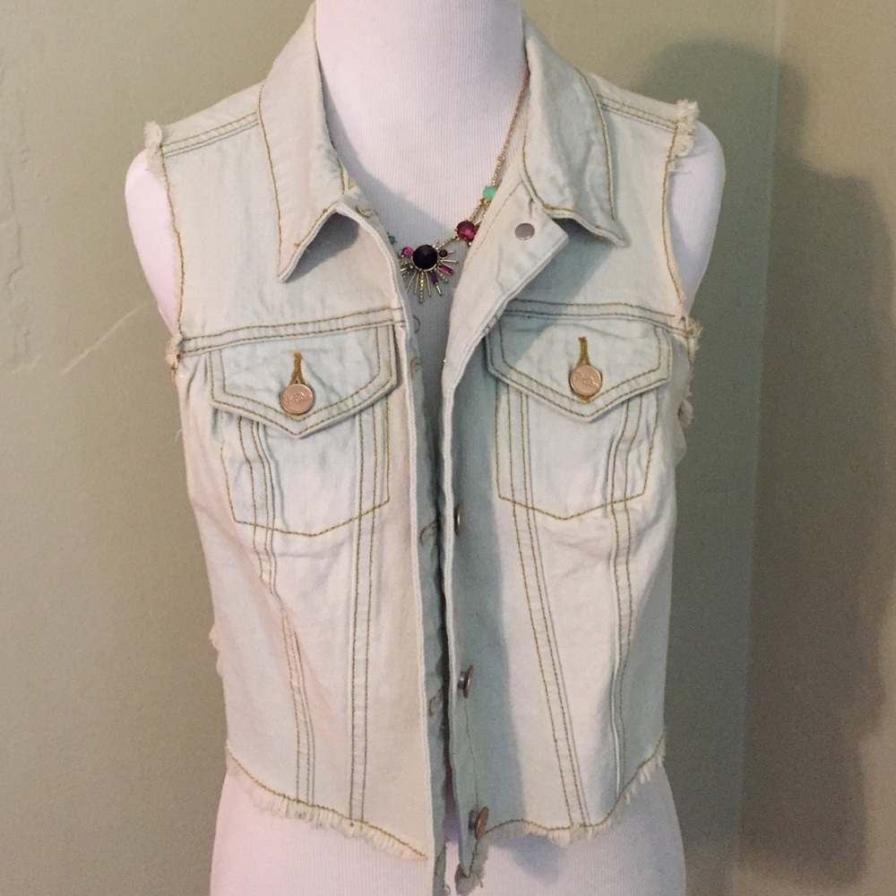 Women's Cream Denim Vest - Sleeveless Button-Front